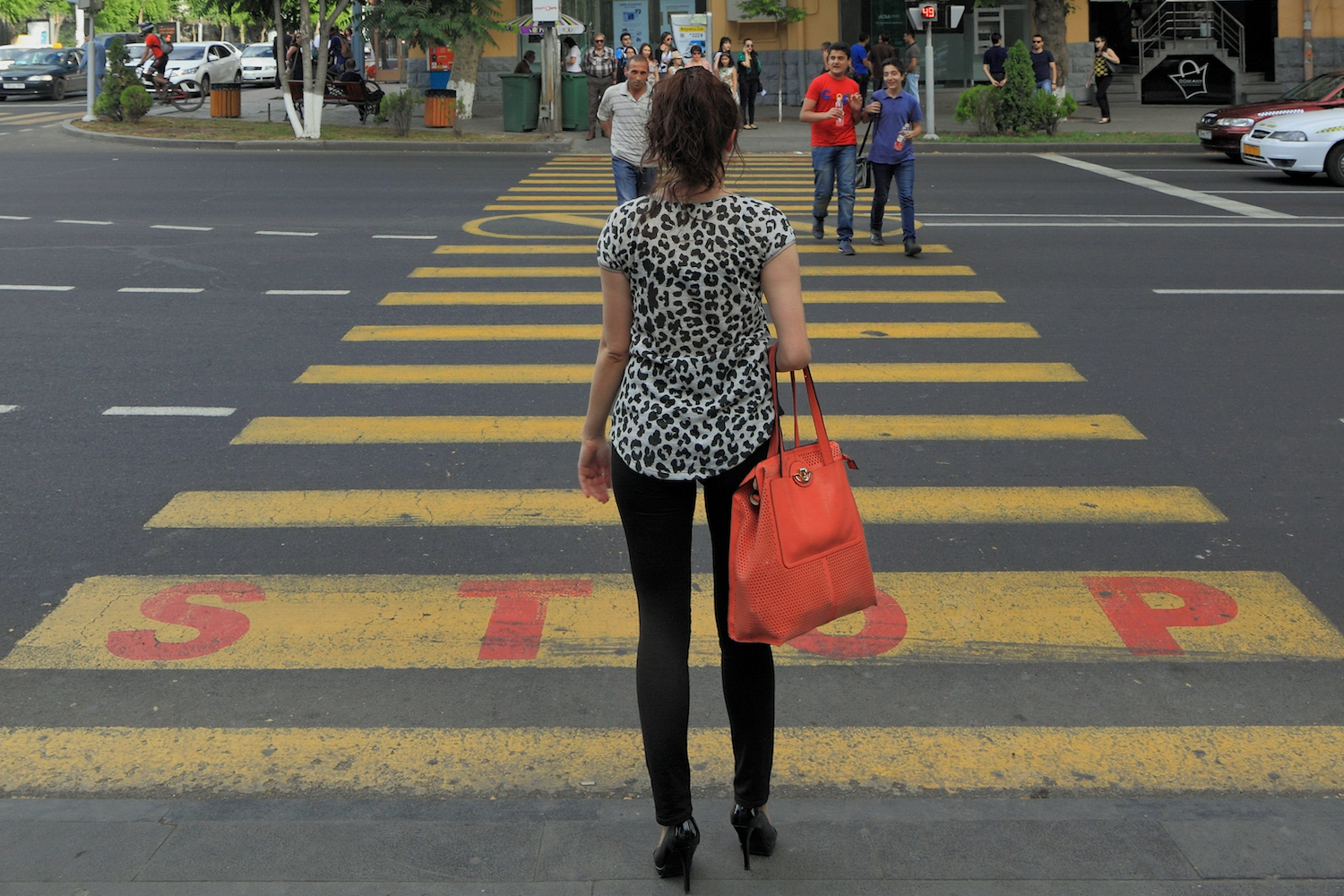 A woman crosses the road in Yerevan. Image: Marcin Konsek/Wikimedia Commons 